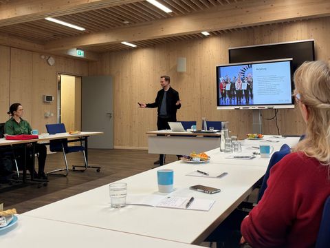 Jan Apel stellt das Gütesiegel familienfreundlicher Arbeitgeber im Seminar vor.