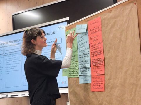 Luise Behnke moderiert am Flipchart