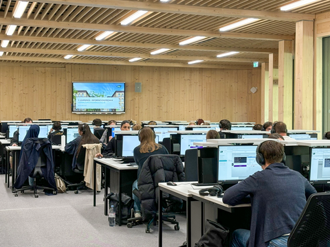 Auszubildende am Computer beim eLearning Informationstechnik