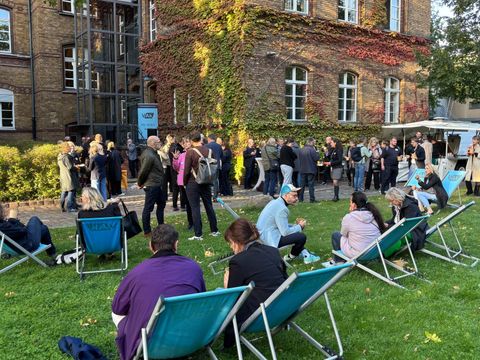 Dozierendenfest im VAk-Garten, alle unterhalten sich angeregt