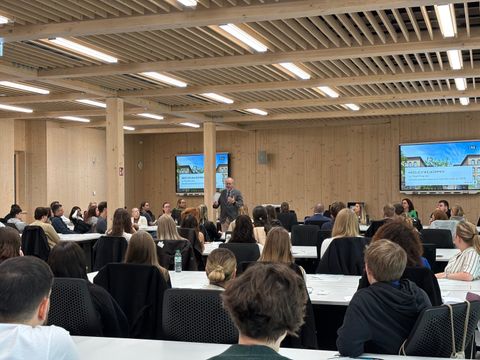 Abteilungsleiter der Ausbildung, Sigurd Romrod, begrüßt die Auszubildenden