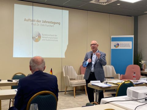 Prof. Dr. Dirk Furchert referiert zum Auftakt der Jahrestagung vor Publikum.