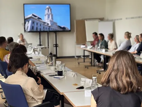 Dozierende und Mitarbeitende verfolgen die Ausführungen zur neuen GGO 1