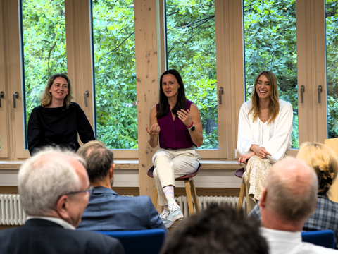Prof. Dr. Christine Gockel, Anna-Katharina Börke und Nora Dietrich im Dialog mit dem Publikum.