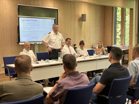 Prof. Dr. Homrighausen von der Berliner Feuerwehr begrüßt die Teilnehmenden