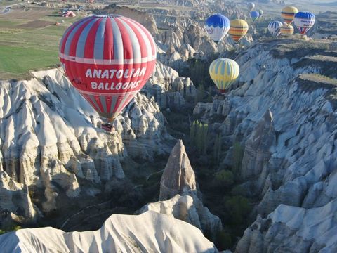 Heißluftballons über türkischer Landschaft