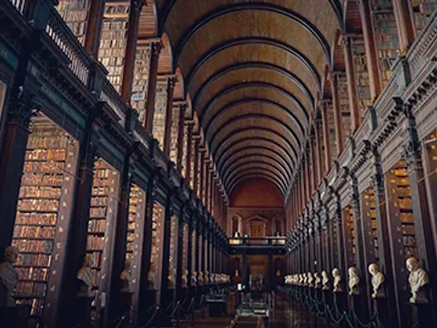 Lesesaal in einer alten Bibliothek