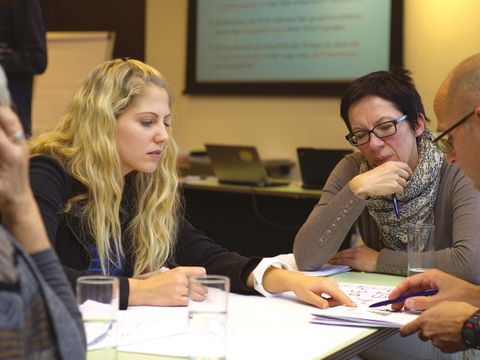 Drei Personen im Kurs