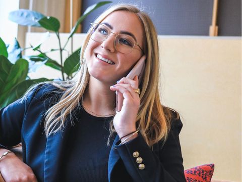 Frau telefoniert mit Handy