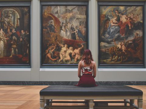 Frau in Gemäldegalerie