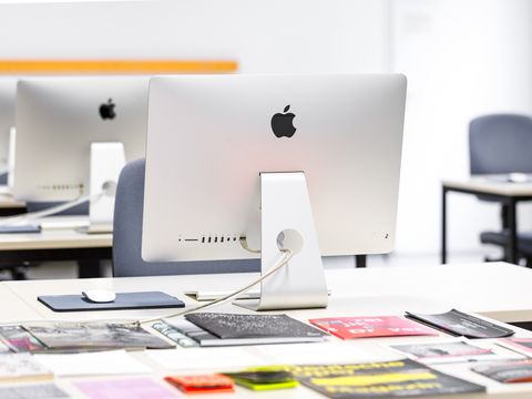 Mac Computerbildschirm auf Tisch