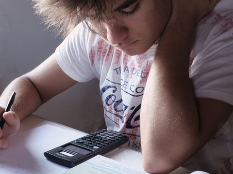 Schüler vor Taschenrechner