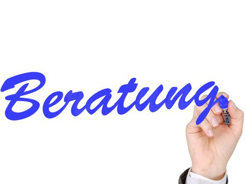 Hand mit Filzstift und Schriftzug Beratung