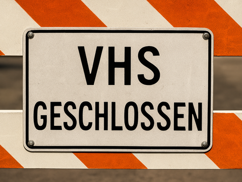 Strassensperre mit der Aufschrift "VHS geschlossen"