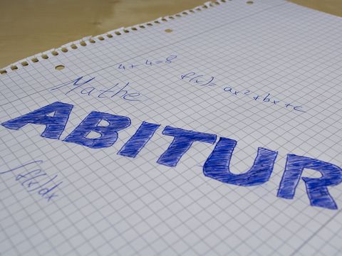 Schriftzug Abitur auf Notizblock