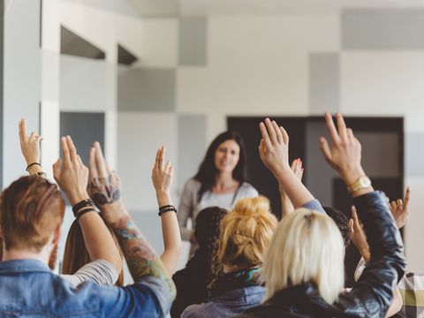 Lehrerin vor Schulklasse