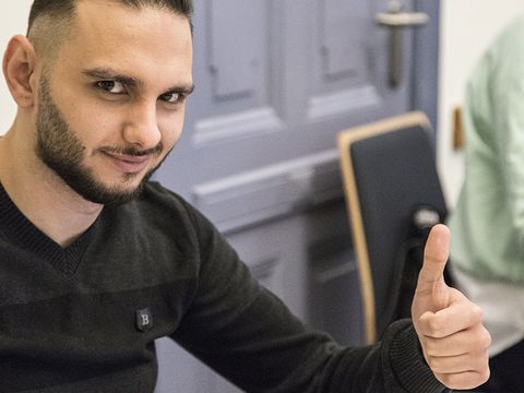 Junger Mann mit Daumen hoch
