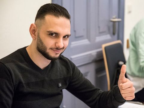 Junger Mann mit Daumen hoch