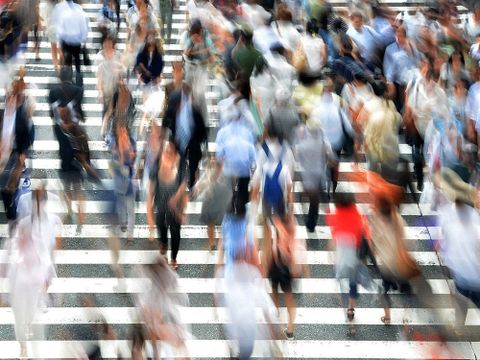Menschenmenge mit Bewegungsunschärfe