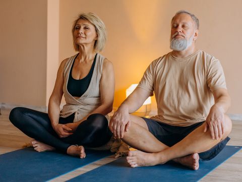 Paar beim Yoga