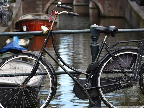 Fahrrad an der Gracht