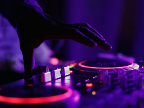 Hand eines DJs beim Auflegen
