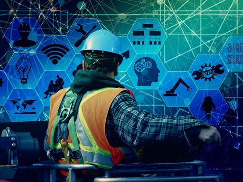 Arbeiter mit Helm und Schutzweste vor Wand mit technischen Icons