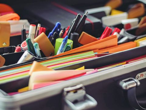 Karteikarten und Schreibutensilien