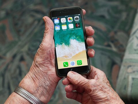 Senior mit Iphone