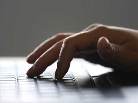 Hand auf Tastatur