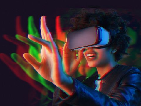 Frau mit aufgesetzter VR-Brille