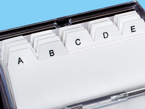 Karteikasten mit alphabetischem Register