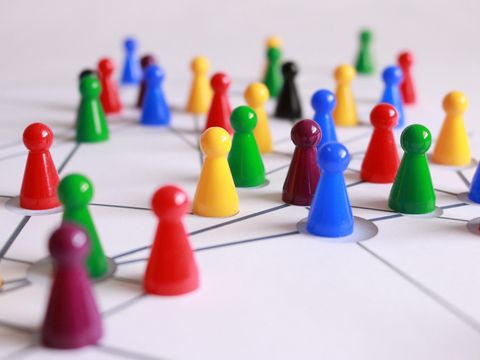 Bunte Spielfiguren auf Spielebrett