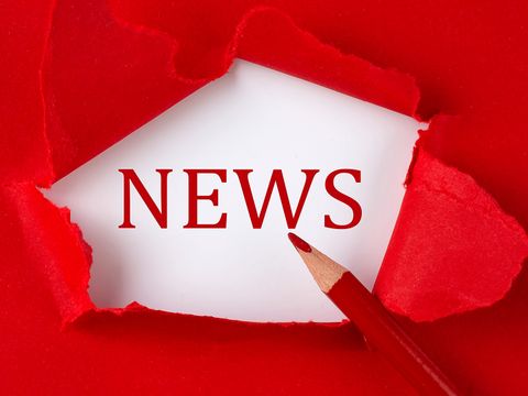 Schriftzug NEWS vor rotem Hintergrund