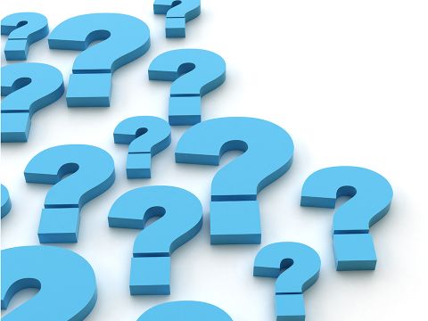 Blaue Fragezeichen auf weißem Grund