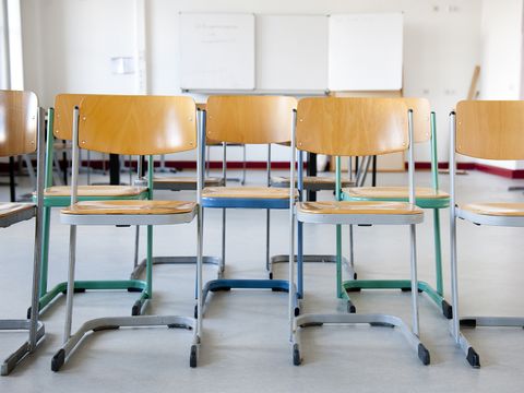 Stühle im Klassenraum