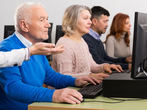 Senioren im Computerraum
