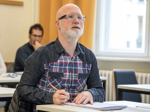Senior im Sprachkurs