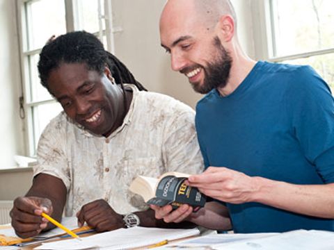 Menschen am Tisch im Kurs