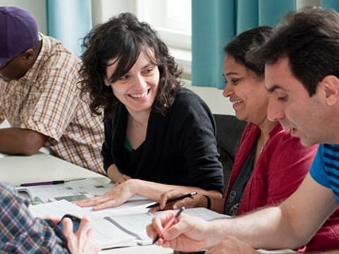 Menschen am Tisch im Kurs