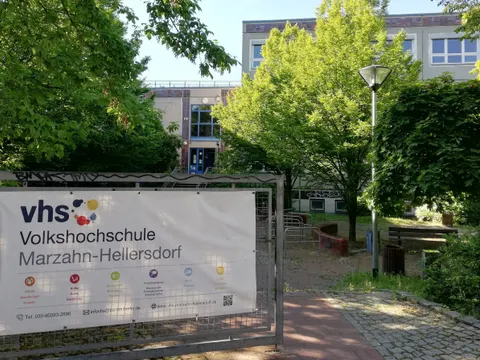 Eingang zum Hauptgebäude der Volkshochschule Marzahn-Hellersdorf