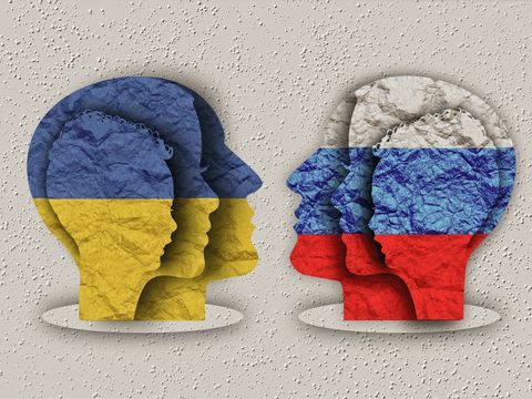 Zwei Figuren in der Farbe der Ukraine und Russland
