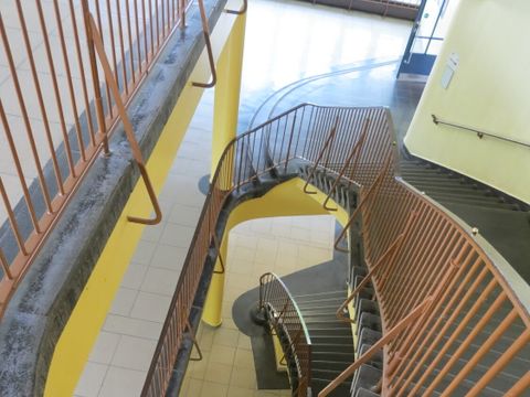 Treppenhaus der Volkshochschule Neukölln
