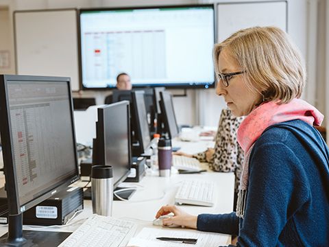 Kursszene, Frau am Computer im Hybridunterricht
