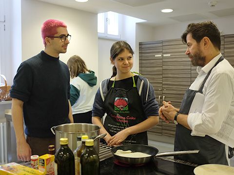 Kochkurs-Szene mit Jugendlichen und Kursleiter Michael Adrians: im Gespräch
