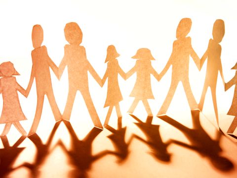 Scherenschnitt Familien im Reigentanz