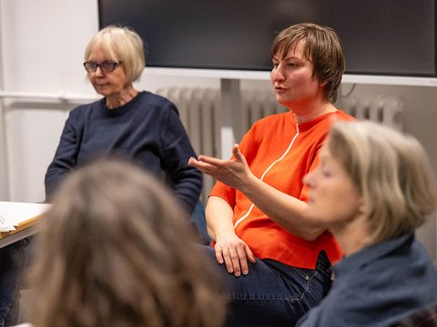 Eine Gruppe diskutiert zu aktuellen Themen