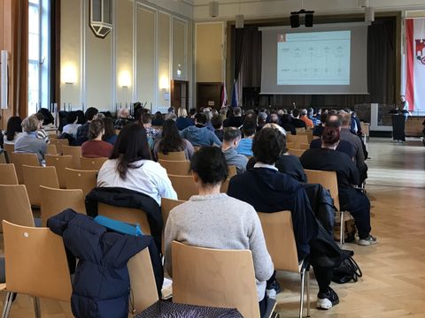 Viele menschen hören einen Vortrag im großen Saal im Bezirkamt Pankow