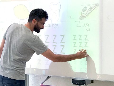Kursleiter Reza Gamsavar erklärt das deutsche Alphabet