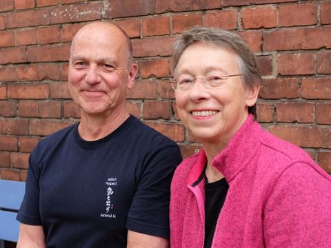Roland Klimpel und Marion Kranz nebeneinander sitzend. Sie lächeln die Betrachter*innen an.